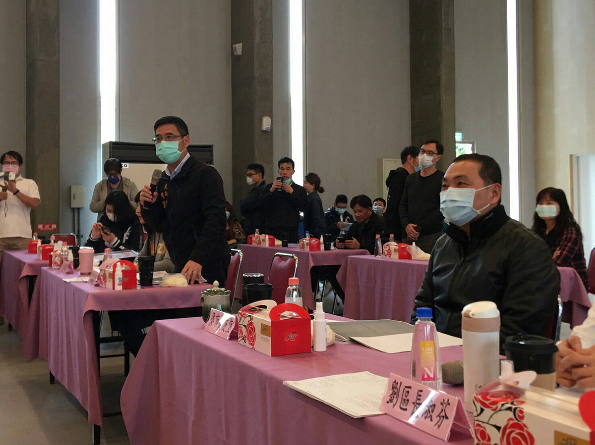新北市長侯友宜率民政局長柯慶忠（左）等市府團隊，到林口及泰山區與里長座談。  圖：新北市民政局提供