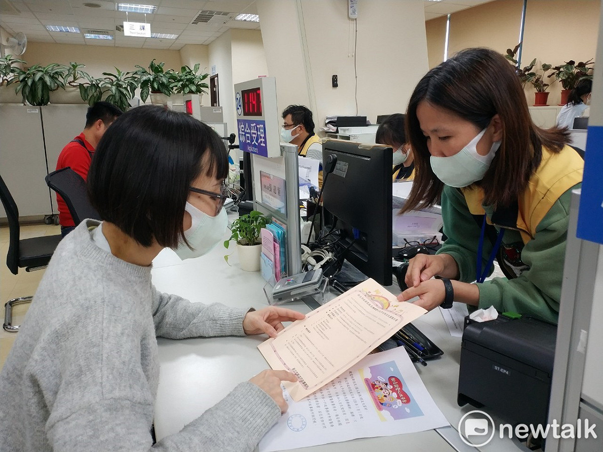 新北市愛心大平台針對新住民提供醫療自費補助，憑相關證件資料可向各戶所辦理，最高補助５萬元。 圖：林昀真／攝