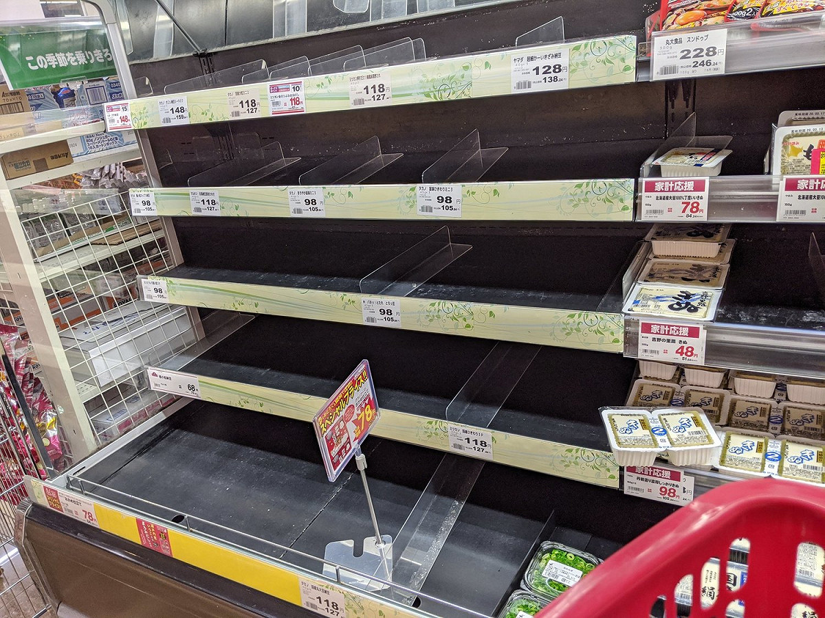 日本商店內貨架上納豆銷售一空。 圖：翻攝自推特