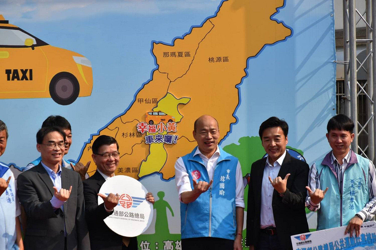 高雄市長韓國瑜今(13)日來到六龜區參加公車式「幸福小黃」通車典禮。 圖:高雄市政府民政局臉書