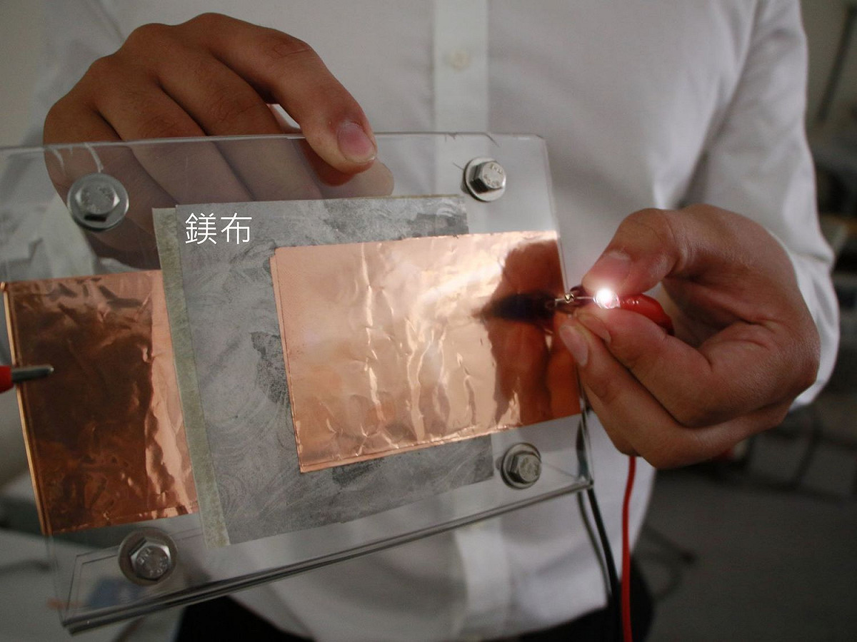 成大與康那香公司共同研發成功的高科技鎂布充電電池。 圖：成功大學提供
