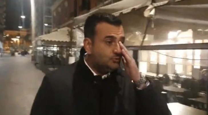 義大利巴里市長（Antonio Decaro）於10日實施宵禁當晚走上街頭，面對空蕩的街道市長哽咽哭了 圖：翻攝自義大利《新聞報》（La Stampa）