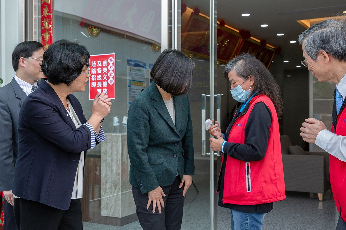 總統蔡英文13日探視趕製口罩受傷的女工。 圖：總統府/提供