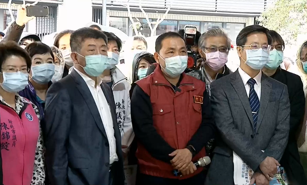 新北市政府於今（14）日在新店央北社區舉行亞洲首場「武漢肺炎社區感染大規模防疫演習」，由市長侯友宜（中）擔任指揮官並動員各局處、國軍。 圖：翻攝自我的新北市臉書直播