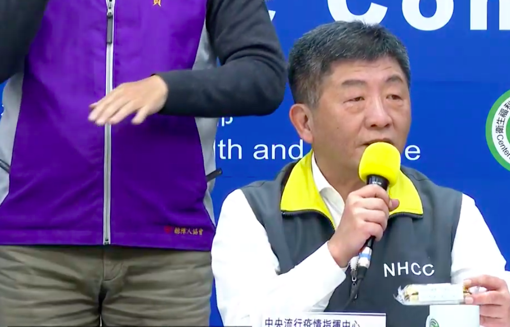 中央流行疫情指揮中心仍照常召開記者會說明最新疫情，指揮中心指揮官陳時中也在記者會中準備巧克力表示祝福。 圖：翻攝自疾管署直播畫面
