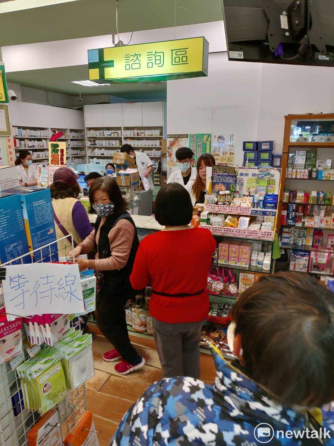 北市一間藥局藥師近日遭民眾飆罵「還錯健保卡」，甚至要求藥師跪下磕頭道歉，今(15日)藥師公會表示將會提告。(示意圖) 圖：新頭殼資料照