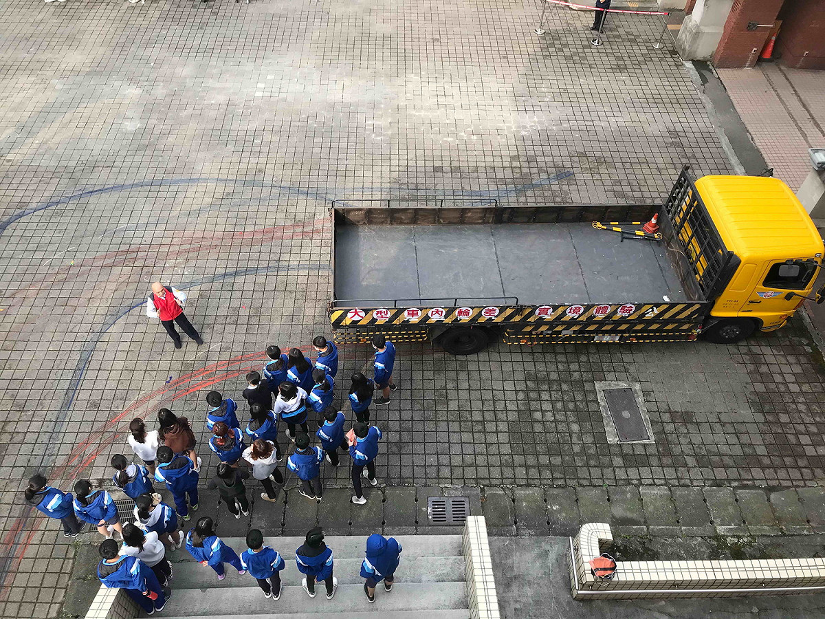 臺北區監理所將大型車開進板橋高中，以車輛行進間轉彎，實境演示「內輪差」所造成的危險區域範圍。 圖：臺北區監理所提供
