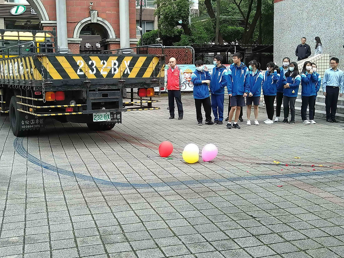 臺北區監理所實境演示大型車「內輪差」的危險區域範圍，提醒學生保持安全距離。  圖：臺北區監理所提供