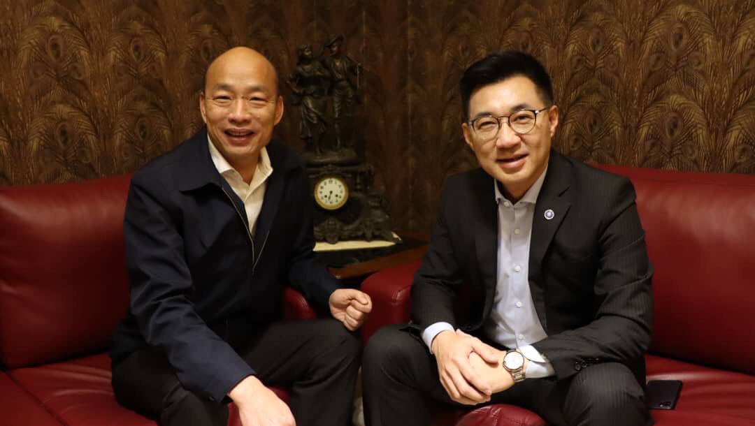 臉書粉絲團「聲量看政治」蒐集2020年近90天內各大聲量指標，將國民黨主席的可能人選做評比，結果現任黨主席江啟臣（右）在聲量上只排第三，不僅輸給排名第二的前總統馬英九，還輸給排名第一的前高雄市長韓國瑜（左）。 圖：國民黨 / 提供（資料照片）