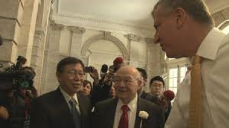 台北市長柯文哲在紐約市政廳「巧遇」白思豪（Bill de Blasio）。資料照片。 圖 : 翻攝自臉書
