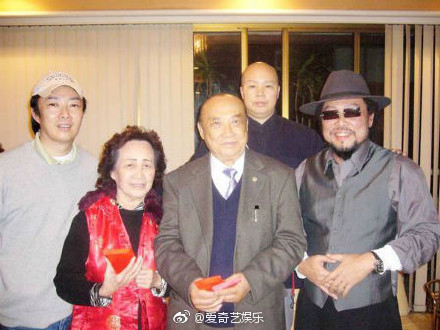 恆述法師全家福，弟弟張菲(右1)與費玉清(左1)都表示不會再幫姊姊還錢，希望姊姊能好好面對。 圖：翻攝自愛奇藝娛樂 微博