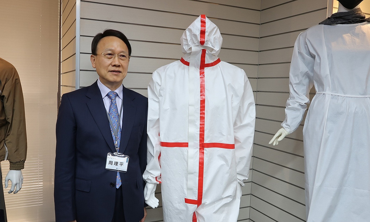 聚陽實業董事長周理平與該公司生產的防護衣 圖：林朝億/攝