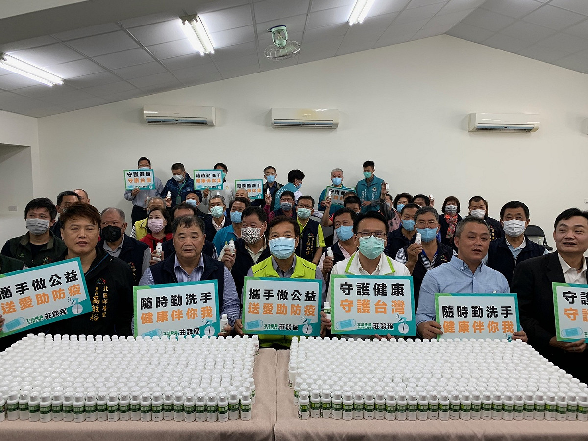 立委莊競程免費提供3000瓶「茶樹乾洗手凝膠」隨身瓶，分送北區、北屯區低收入戶，希望民眾常洗手，確保身體健康，為防疫能量盡一分心力。 圖 : 莊競程服務處/提供