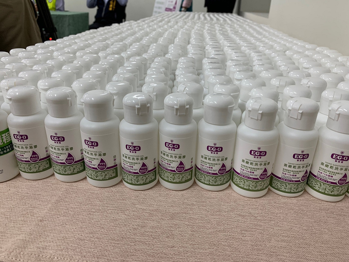 立委莊競程免費提供3000瓶「茶樹乾洗手凝膠」隨身瓶，分送北區、北屯區低收入戶，希望民眾常洗手，確保身體健康，為防疫能量盡一分心力。 圖 : 莊競程服務處/提供