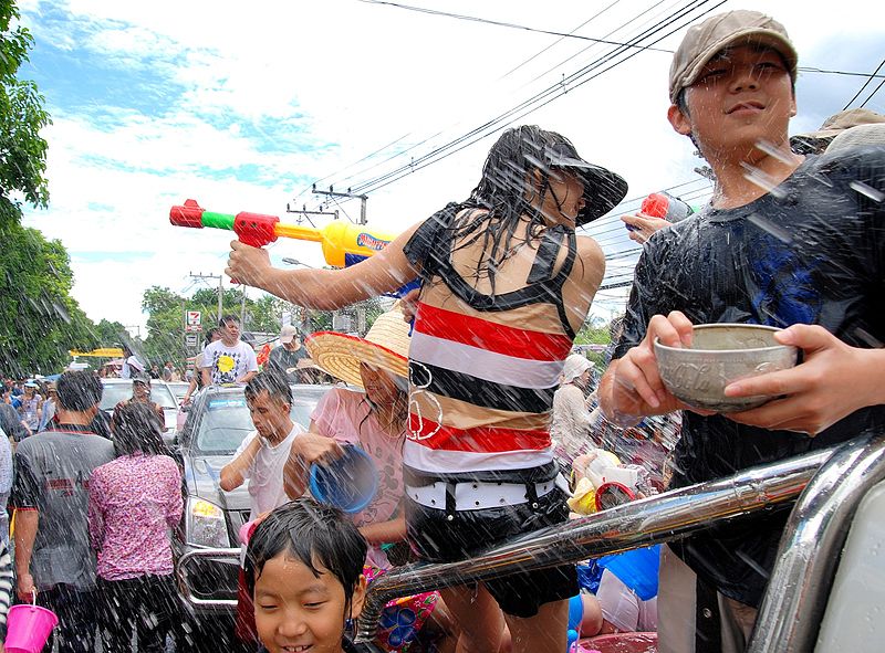 泰國內閣會議明天將討論是否取消俗稱「潑水節」的新年宋干節連假、停課等提案，一旦通過，最快18日上路。 圖：翻攝維基百科/ By Takeaway