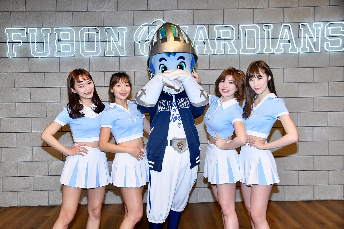 Fubon Angels補進Amber、Queena和穎兒三位各具特色的女孩，3人和隊長以及吉祥物「富藍奇」一起拍照。 圖／記者林柏年攝
