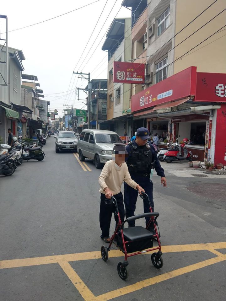 員警陪同老翁步行返家。 圖：翻攝自屏東分局臉書