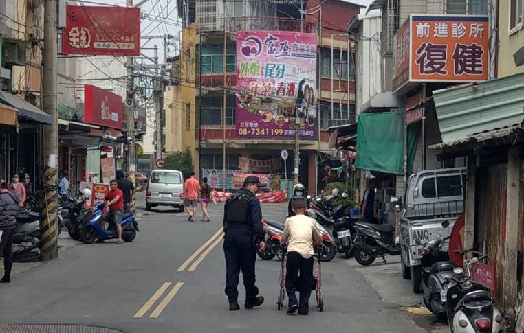 在場員警得知老翁狀況後，陪同老翁護鈔至家中，途中也不停鼓勵老翁。 圖：翻攝自屏東分局臉書