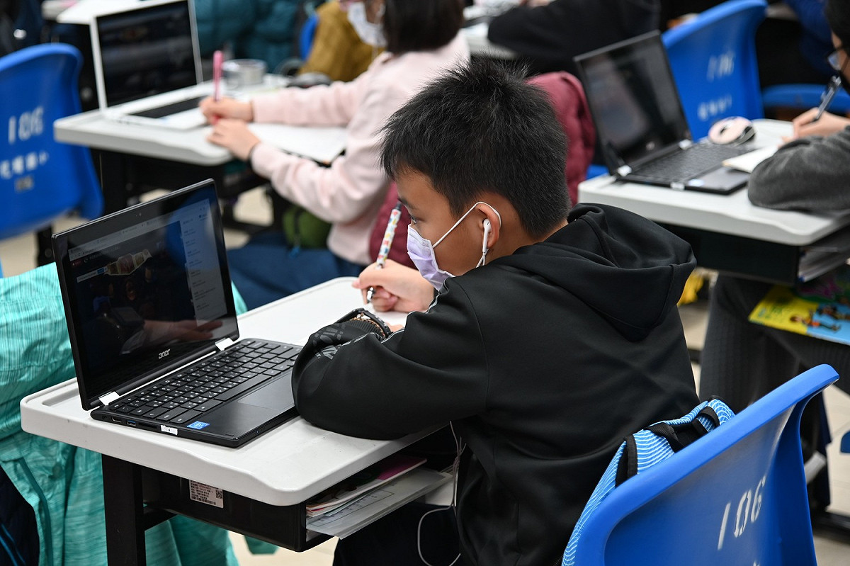 新北市規範各校實施線上補課時，國小階段每天不超過4節、國高中每天不超過6節。 圖：新北市政府教育局／提供
