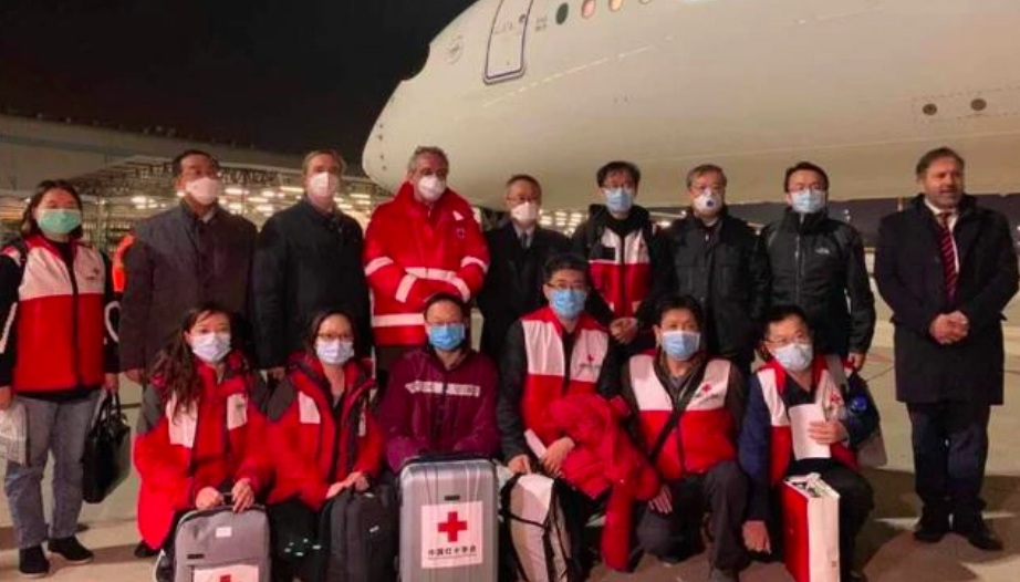 中國正在發動外交攻勢，援助肺炎疫情蔓延的國家，中國以捐贈物資或派送醫護專家的方式，企圖營造世界領導強國的形象。圖為中國物資與醫療團隊日前抵達義大利。 圖:擷取自微博