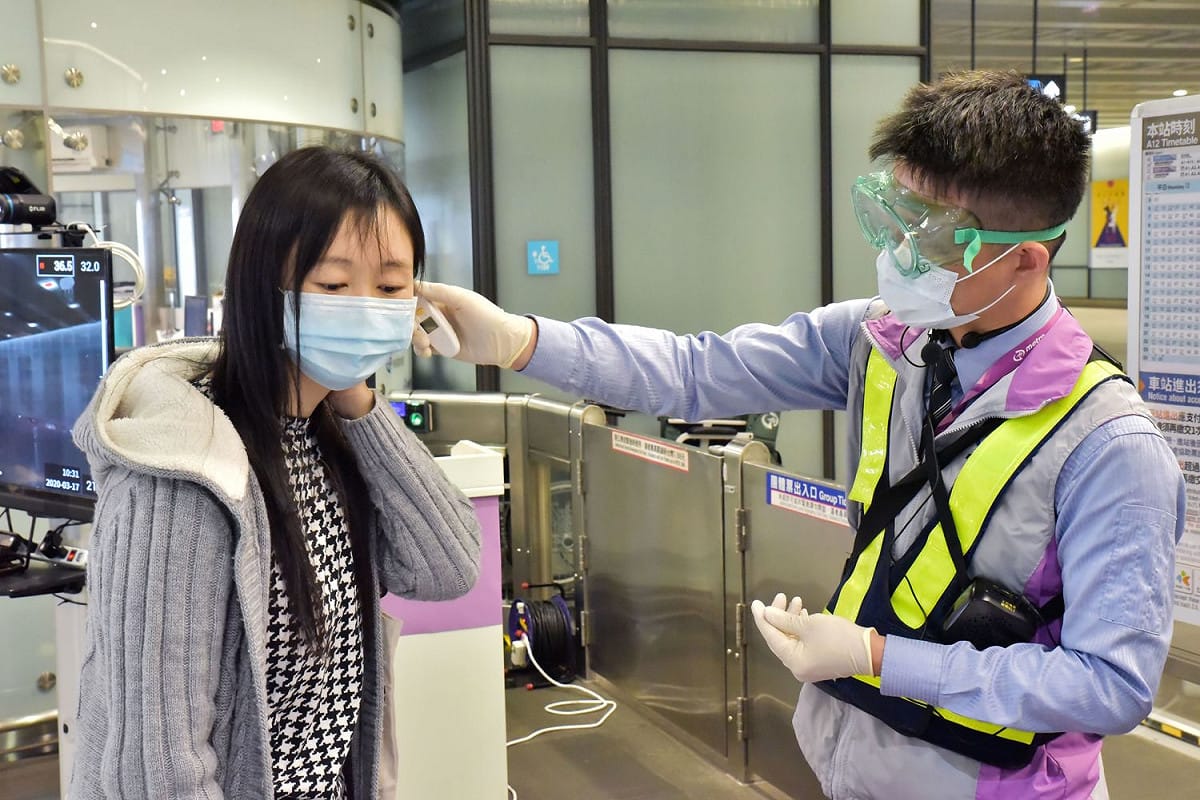 桃園機場捷運在昨天完成全線感測體溫裝置，若體溫超過38度將會柔性勸導改搭防疫車隊。 圖：擷取自推特（資料照）