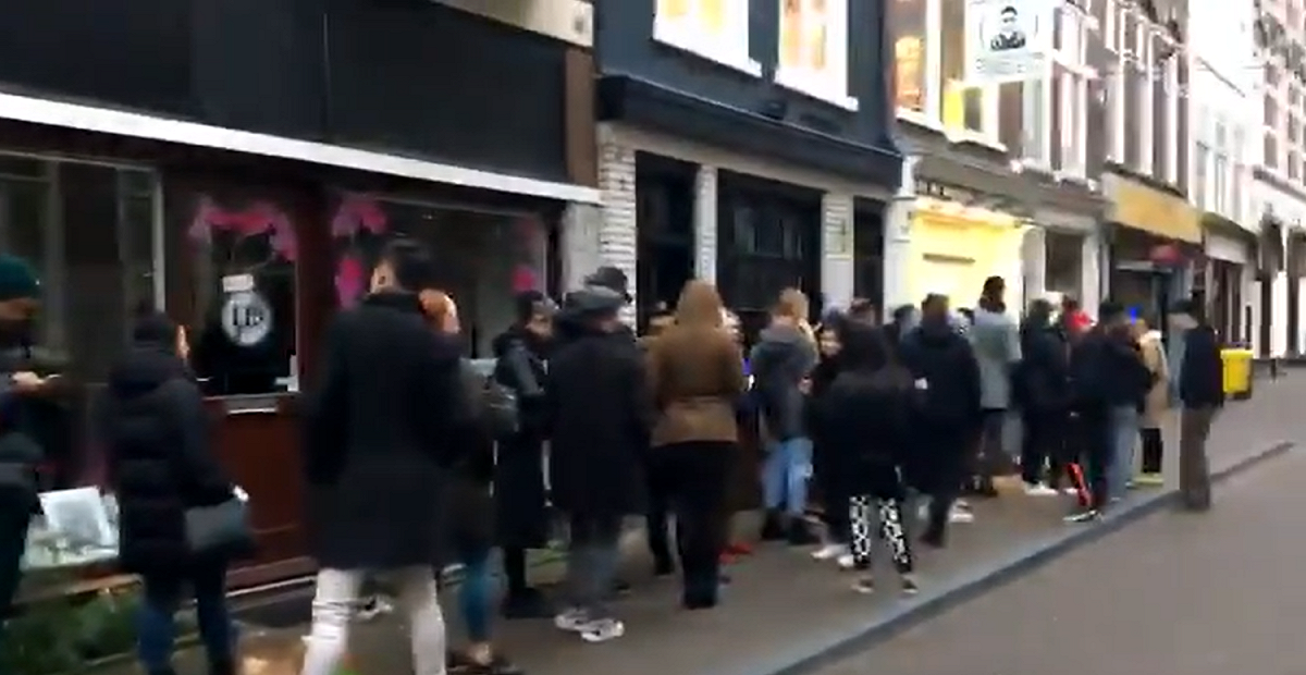 荷蘭自6月26日解封，荷蘭咖啡店前滿滿排隊人潮。 圖：翻攝自推特（資料照）