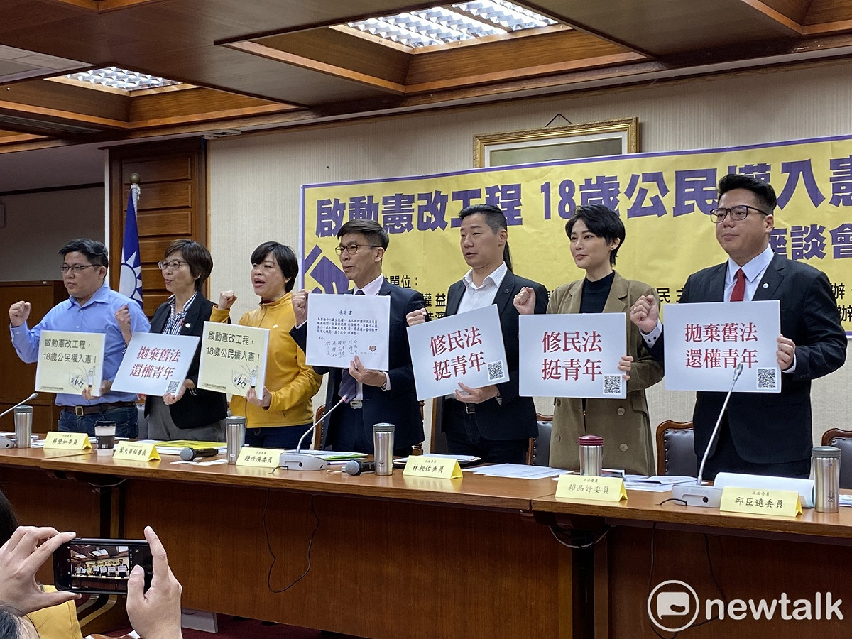 台少盟、台青會等民間團體今（17日）於立法院舉行「啟動憲改工程，18歲公民權入憲」座談會。 圖：周煊惠 ／攝