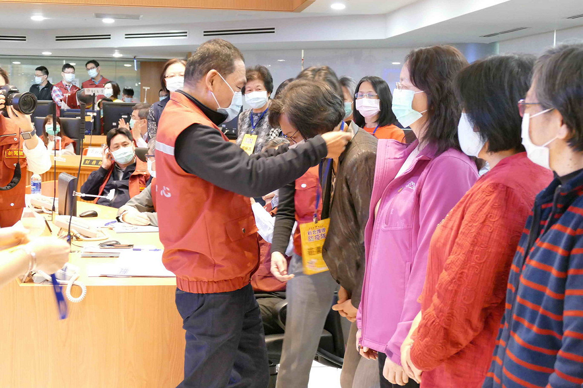 新北市長侯友宜授證給新北護理防疫隊員。  圖：新北市衛生局提供