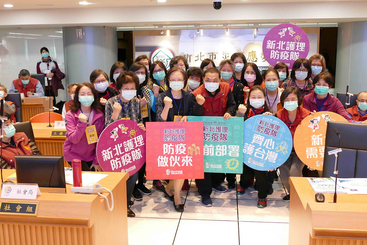 新北市長侯友宜與新北護理防疫隊員合影。  圖：新北市衛生局提供