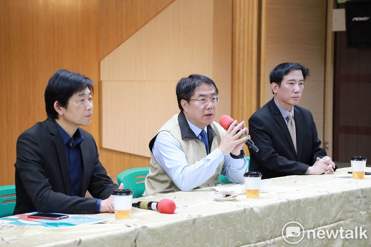 台南市長黃偉哲有感於許多民眾的國外旅遊泡湯，推出「機票換套票」方案，民眾只要憑旅遊機票的退票證明或是退團費證明，就可兌換套票免費遊覽台南景點。 圖：黃博郎／攝