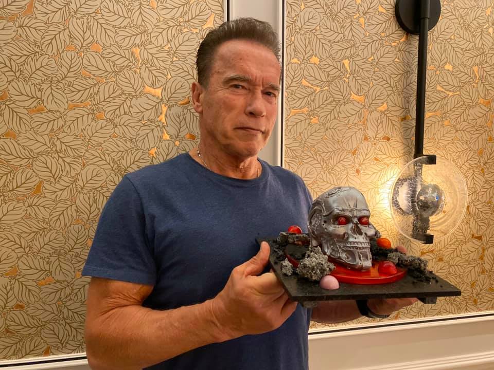 好萊塢巨星阿諾史瓦辛格（Arnold Schwarzenegger）在臉書貼出一段溫馨短片，鼓勵粉絲跟自己一樣乖乖待在家防疫。 圖：翻攝自阿諾臉書
