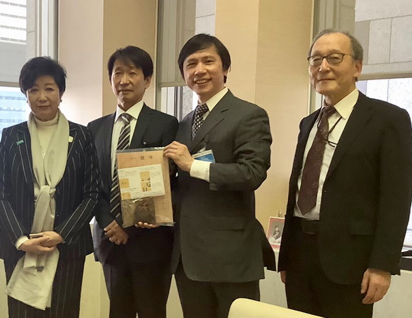 東京都知事小池百合子（左一）對王銘琬（右二）提倡的純棋表示感興趣，左二為日本棋院理事長小林覺、以及木谷實之子木谷正道。 圖：劉黎兒攝影