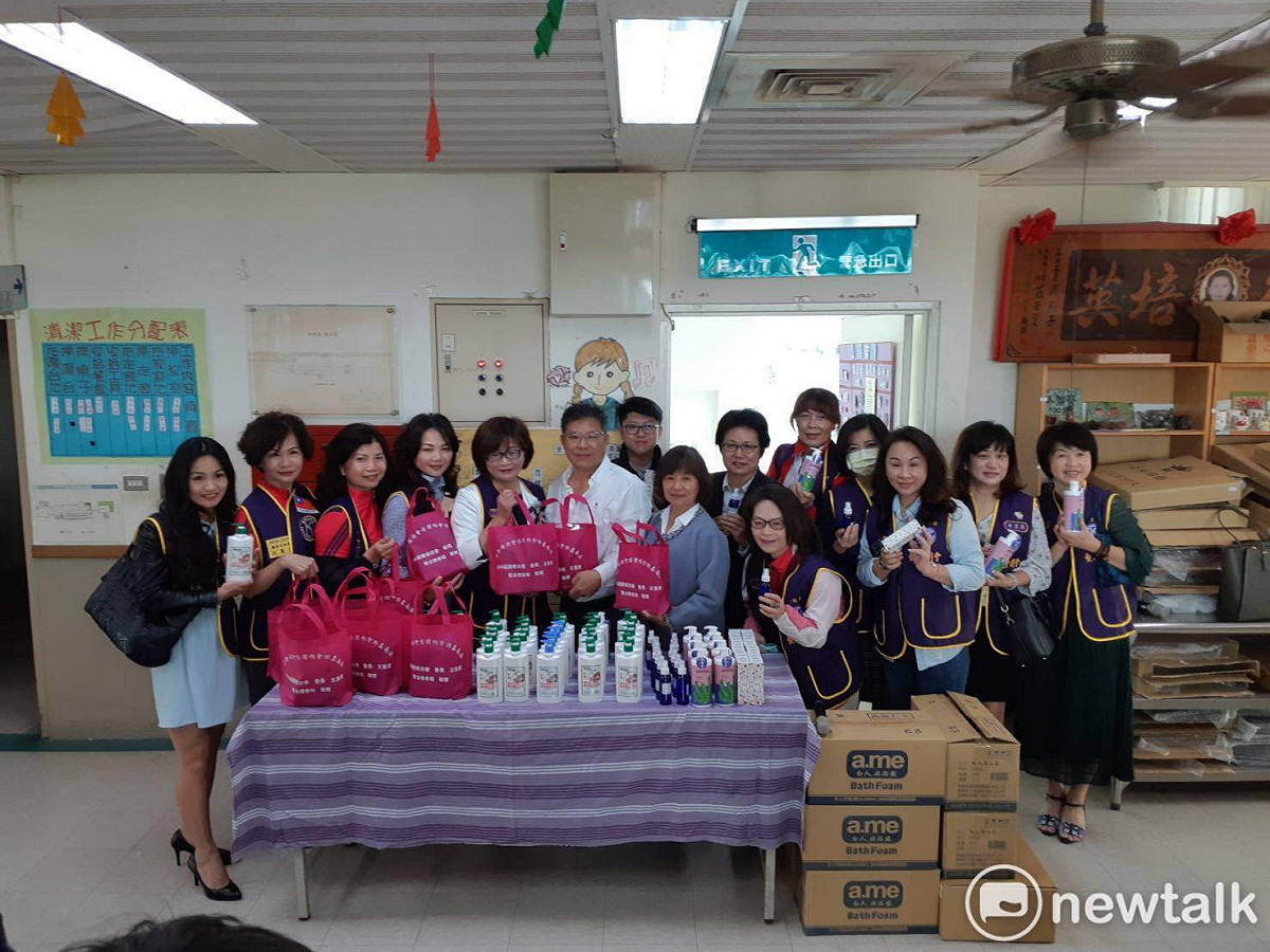 嘉義市艷紫荊同濟會會同浩克生技公司到嘉義市腦麻協會捐贈抗疫物資。 圖：蔡坤龍/攝