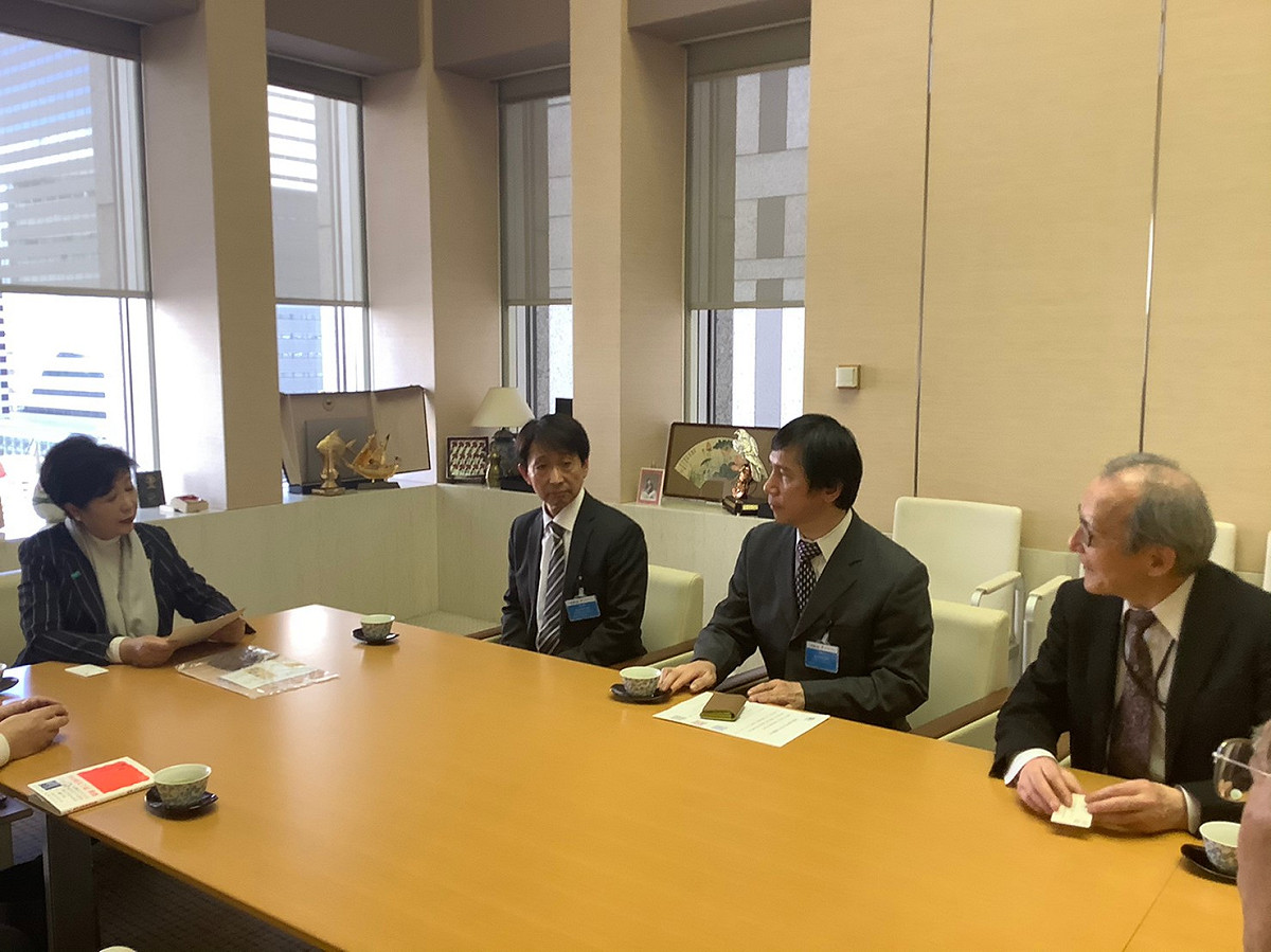 本因坊棋士王銘琬對東京都知事小池百合子說明純棋最適合防疫期間老少同樂（劉黎兒攝影 圖：劉黎兒攝影