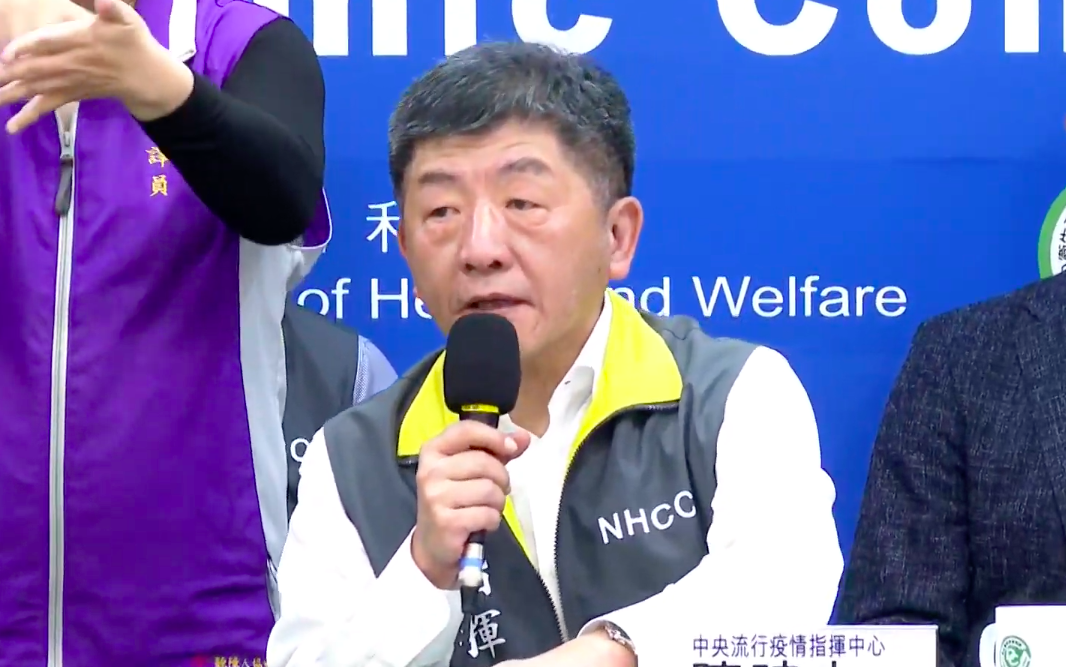 中央流行疫情指揮中心指揮官陳時中說，張上淳兒子日前去美國於法治面來說並無違規。 圖：翻攝自疾管署直播畫面