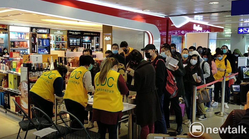 交通部預估這兩天返台旅客會大幅增加，今天約有1萬旅外台人返鄉。 圖：林昀真／攝