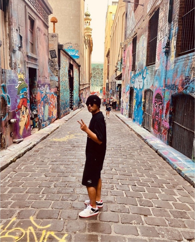 周杰倫在澳洲知名景點ACDC巷旅遊。 圖：翻攝自周杰倫IG
