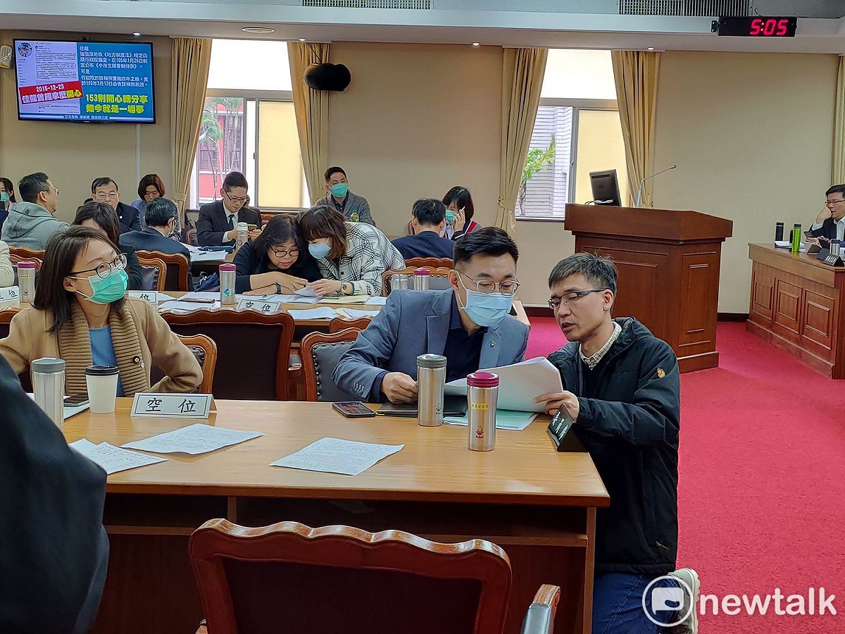 國民黨主席江啟臣也到場質詢。 圖：黃建豪/攝