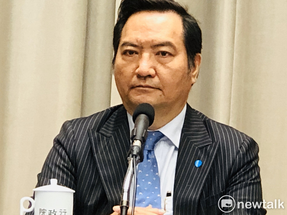 行政院政委羅秉成在院會後記者會嚴正表示，政院不會撤回中火條例的無效宣告，這不是護航也不是政治操作。 圖：謝莉慧/攝