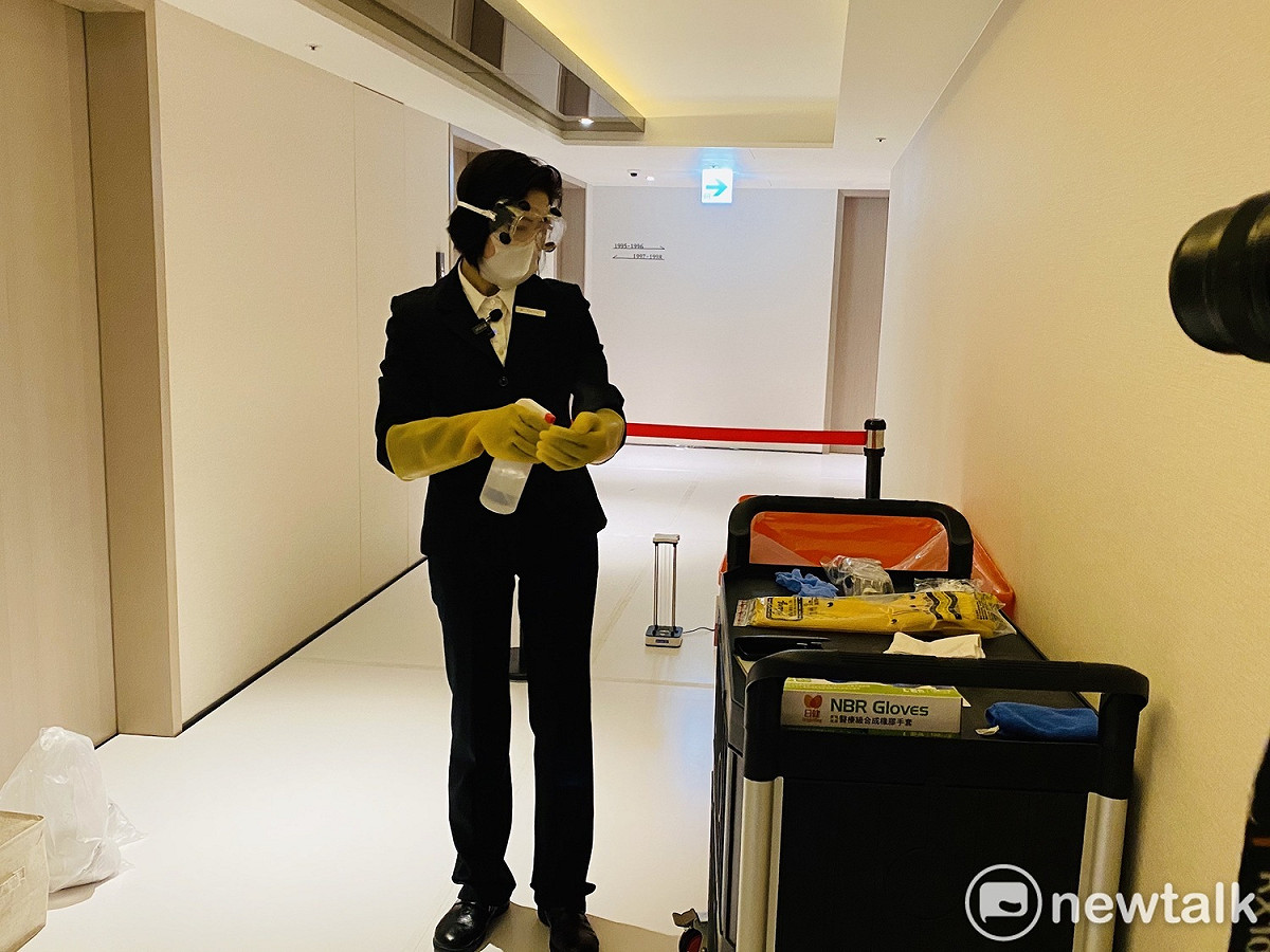 防疫旅館工作人員示範消毒SOP。 圖：周煊惠 ／攝