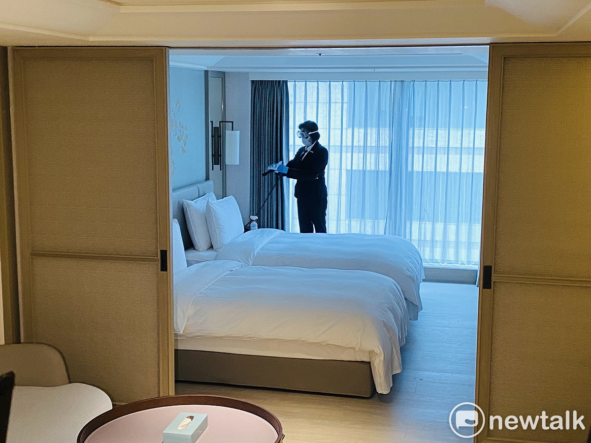 防疫旅館工作人員消毒客房。 圖：周煊惠 ／攝