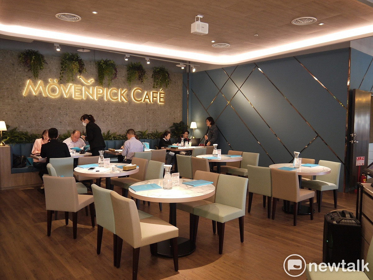 莫凡彼Café全店以咖啡色為基調。 圖：唐復年／攝