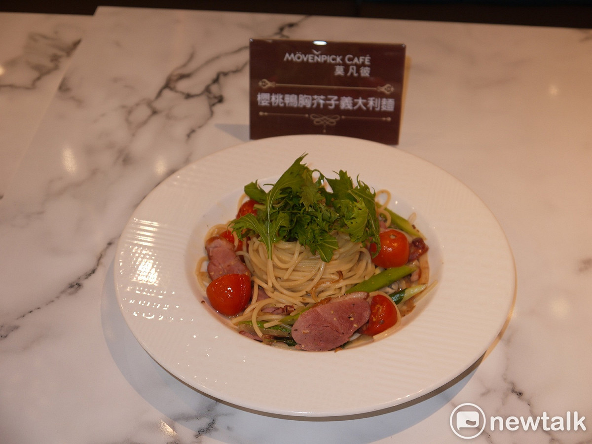 莫凡彼Café不只賣咖啡，也有多種美食，都是現點現做。  圖：唐復年／攝