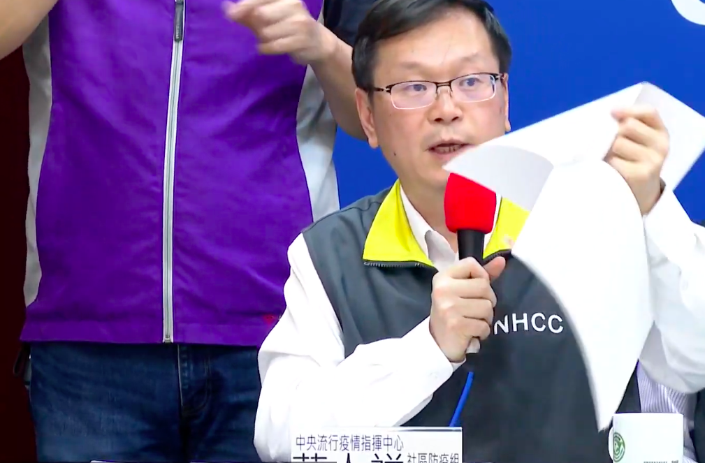 中央流行疫情指揮中心社區防疫組副組長莊人祥 圖：翻攝自疾管署直播畫面