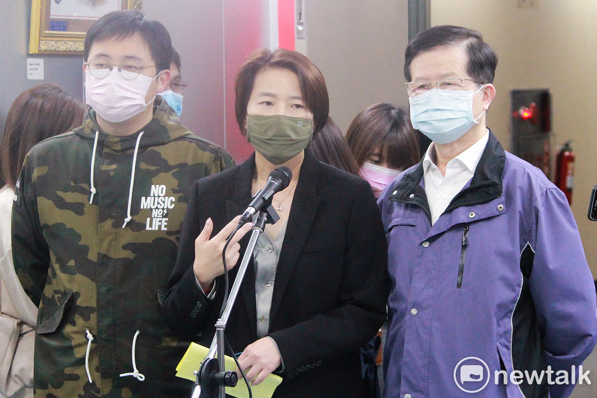 台北市副市長黃珊珊（中）、北市觀傳局長劉奕霆（左）、北市衛生局長黃世傑（右）。 圖：周煊惠 ／攝（資料照）