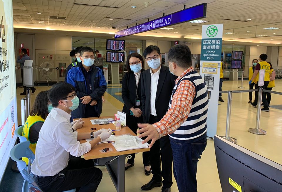 行政院副院長陳其邁19日晚間10點赴桃園機場視察通關檢疫狀況。 圖：翻攝陳其邁臉書
