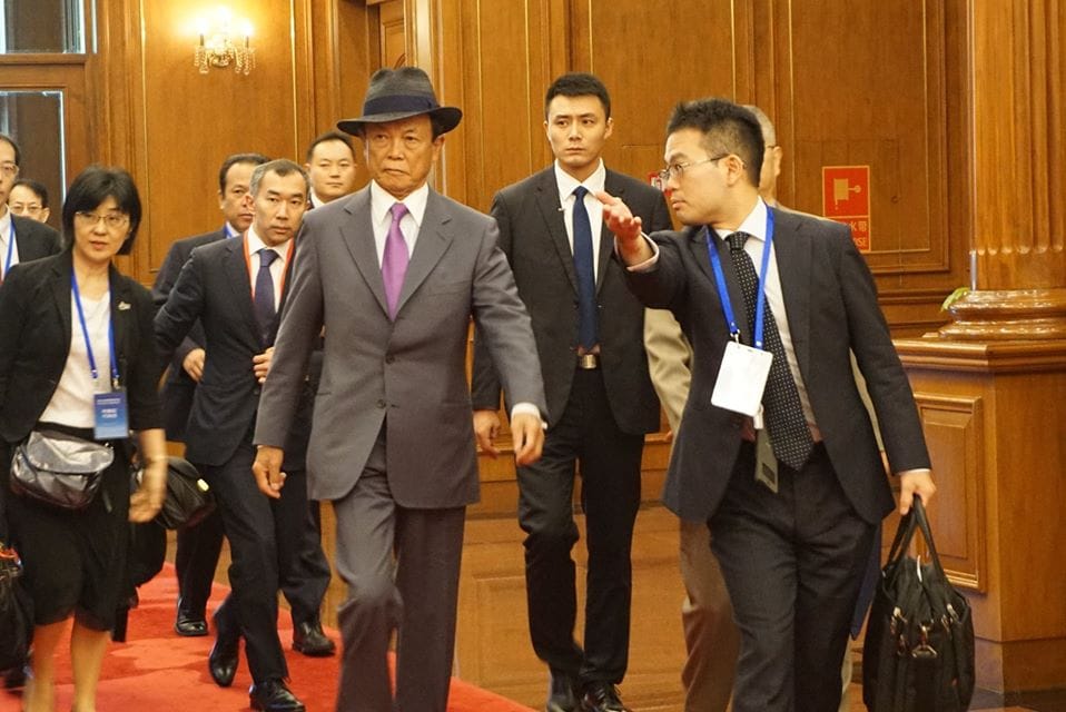 日本副首相麻生太郎（前排左）。 圖：翻攝自日本財務省臉書