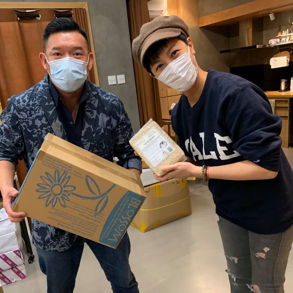 杜汶澤拿一箱口罩找好友何韻詩換米，卻僅換到兩個手掌大小的一小袋米。 圖：取自杜汶澤臉書。