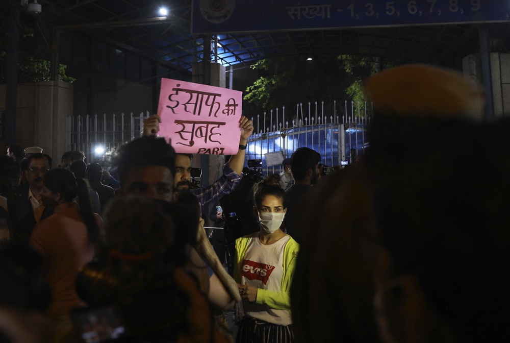 4名性侵犯在首都外的提哈（Tihar）監獄被處死，大批民眾手持標語牌在監獄等待處刑及慶祝。 圖：達志影像／美聯社