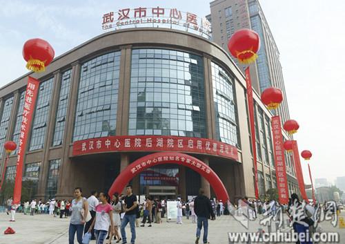 李文亮任職的武漢中心醫院，今早再有一人因武漢肺炎身亡，是該院第5名染疫身亡的醫務人員。 圖 : 翻攝自荊楚網